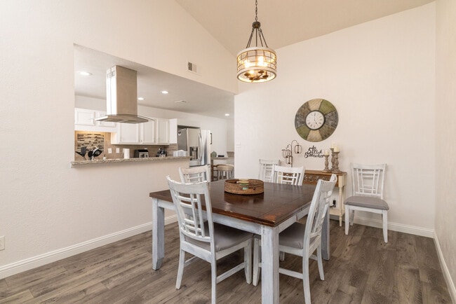 Building Photo - 864 Warwick Dr