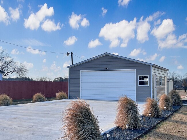 Building Photo - Spacious New Braunfels Retreat on 1 Acre – Walk to Lake Dunlap & the Guadalupe River