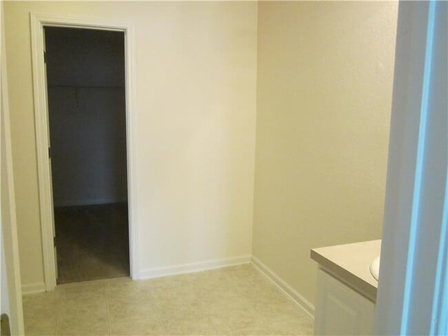 Building Photo - 24 Willow Lakes Dr