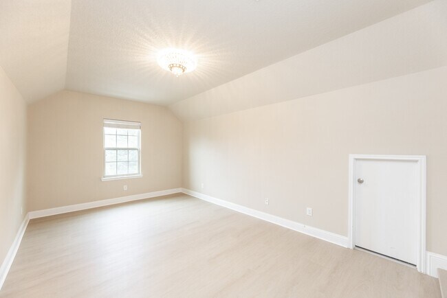 Building Photo - 6123 Northcrest Village Way