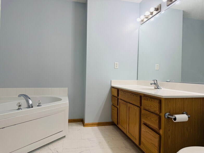 Building Photo - 3799 Village Run Dr