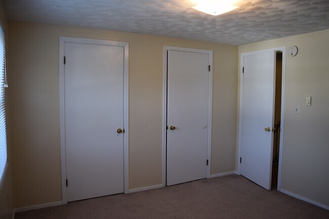 Building Photo - 104 Longmeadow Ln
