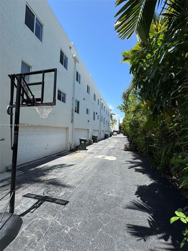 Building Photo - 10085 Bay Harbor Terrace
