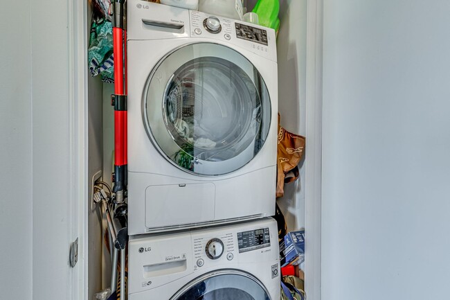 Building Photo - Stunning Partly Furnished Studio in Old Town Alexandria