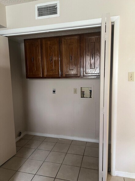 Building Photo - 909B Castle Heights Dr