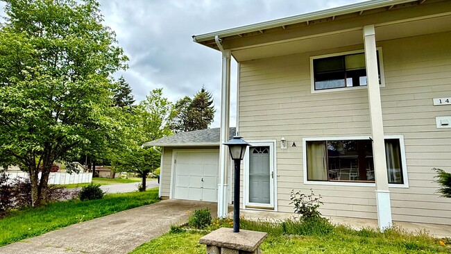 Building Photo - Two Bedroom Townhome with AC, Garage & Ful...