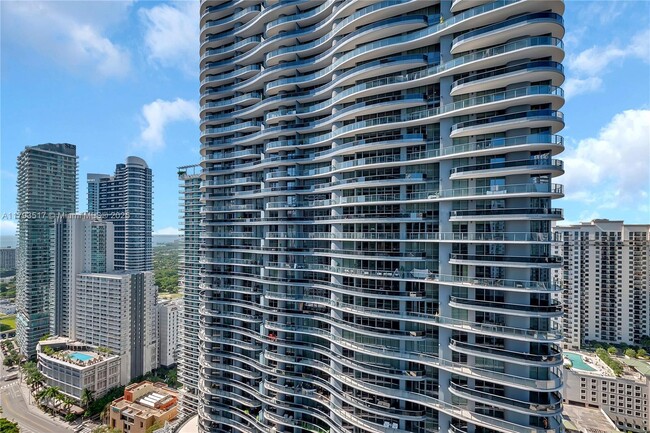 Building Photo - 1010 Brickell Ave