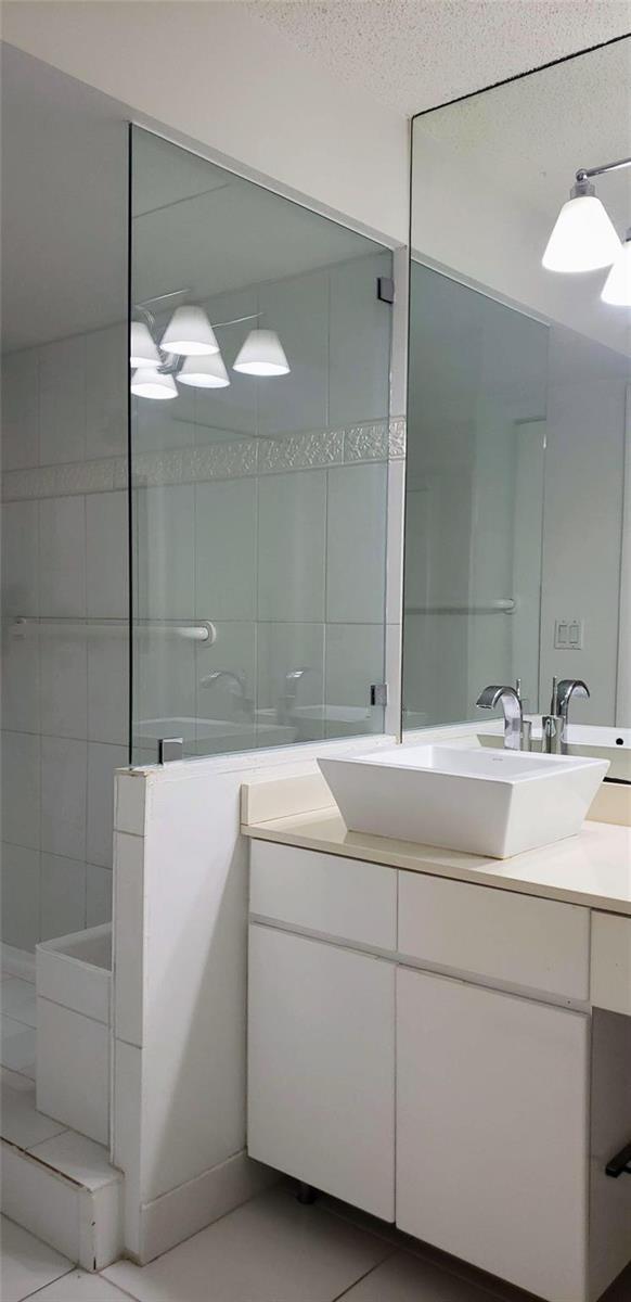 Building Photo - 331 Lakeview Dr