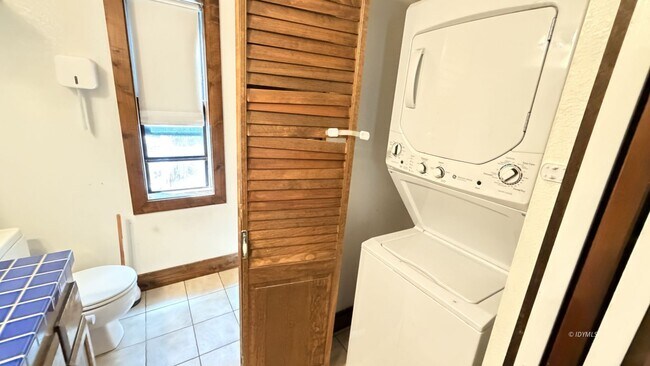 Building Photo - Large 3 Bedroom, 3 Bath Rental with Garage and Bonus Room