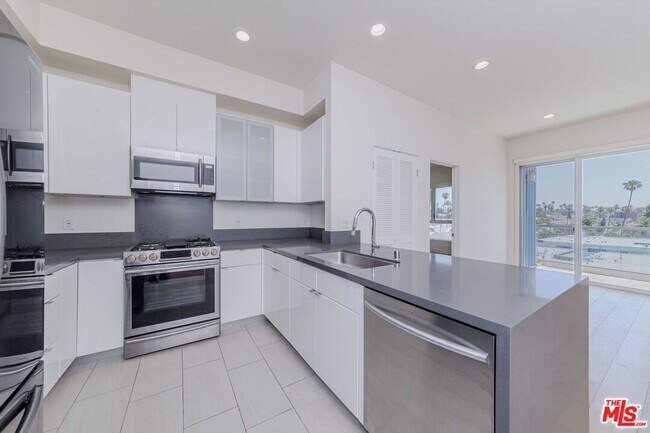 Building Photo - 105 S Mariposa Ave