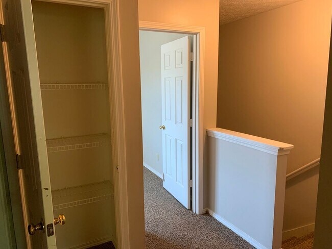 Building Photo - 3 bedroom, Spacious Townhouse: The Willows!