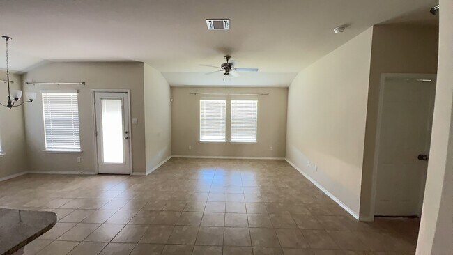 Building Photo - 4 bedroom 2 bathroom house! HOUSING ACCEPTED!