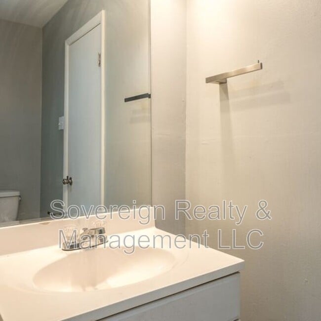 Building Photo - 4085 Kenora Dr SW