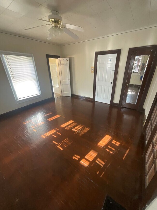 Building Photo - *2027* 4 Bed House!! Great Spot!!