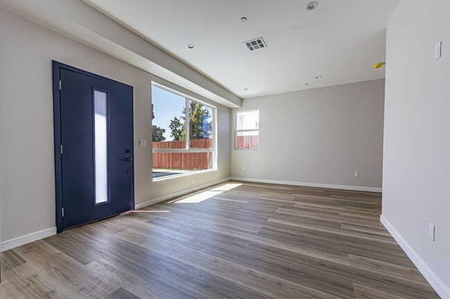 Building Photo - Luxury 4 Bedroom 3-Story Townhomes