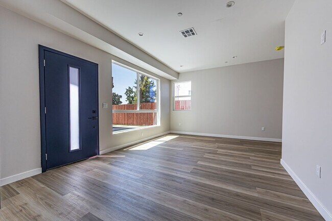 Building Photo - Stunning 4-bedroom, 4-bathroom tri-level t...