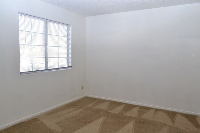 Building Photo - COZY 2 BEDROOM AND 2 FULL BATH CONDO IN SP...