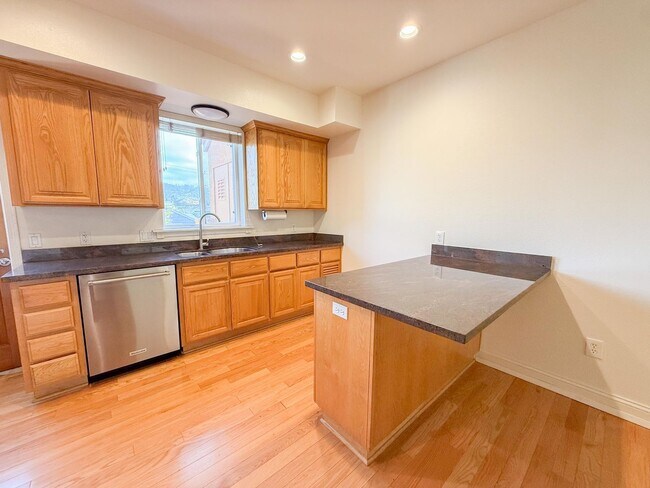 Building Photo - Albany Condo Features 2 Beds and 1.5 baths...