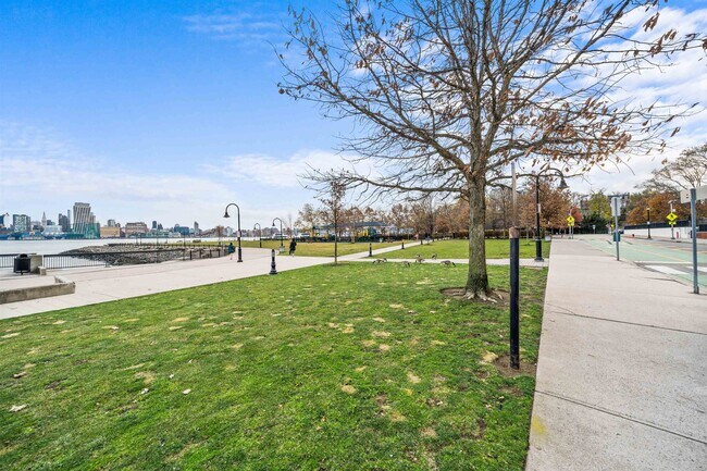 Building Photo - 1000 Maxwell Ln