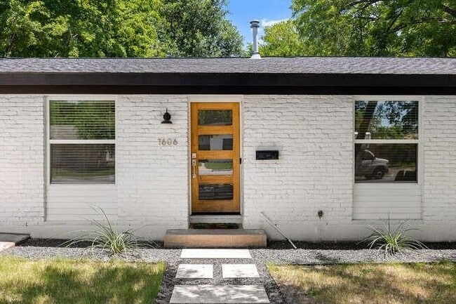 Building Photo - 1606 Sweetbriar Ave