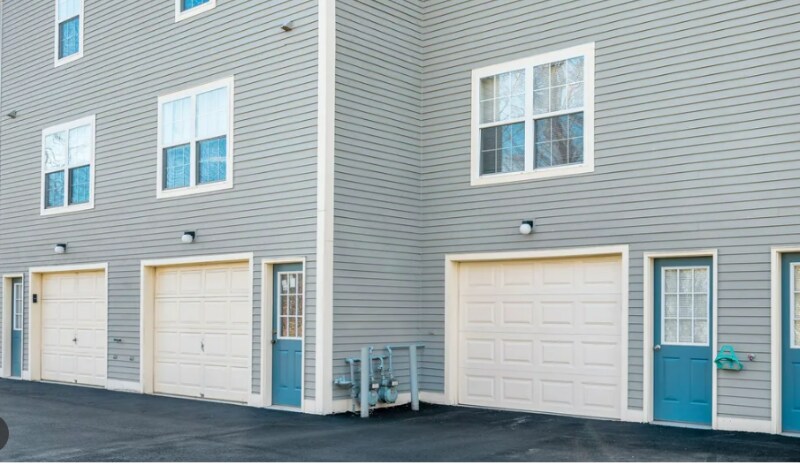 Building Photo - 73 Manorwood Dr