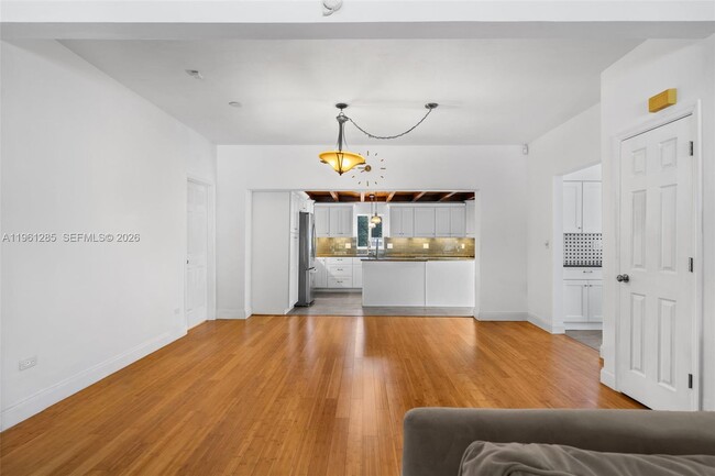 Building Photo - 404 N Shore Dr