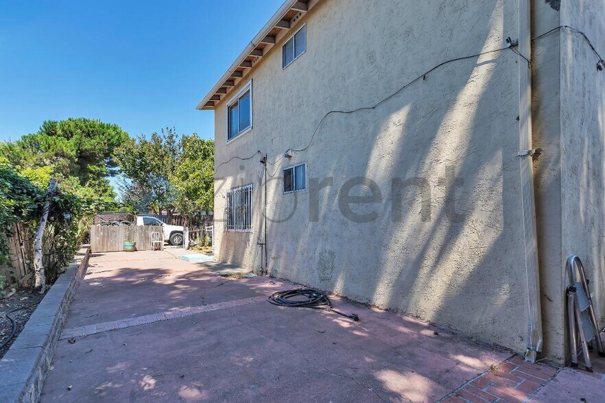 Building Photo - Unit