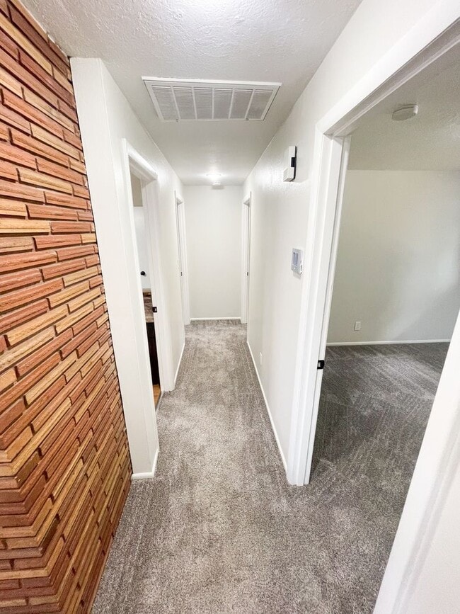 Building Photo - 3 Bedroom, 2 bath house in Moyina Heights