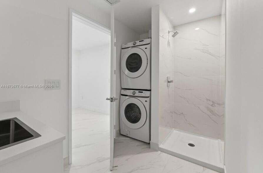 Building Photo - 700 NE 24th St