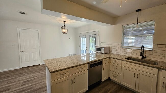 Building Photo - 406 Parkwood Pl