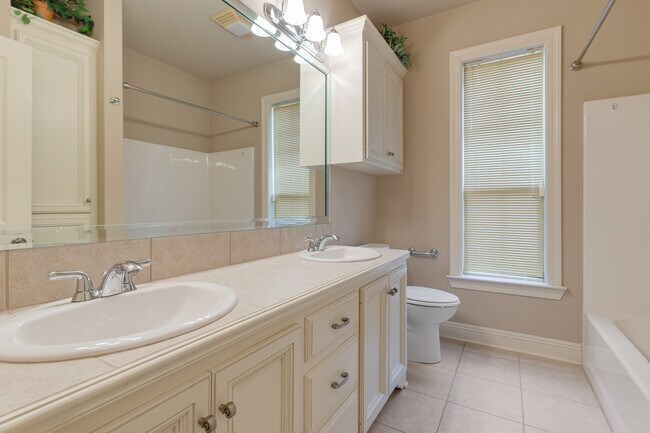 Building Photo - 106 Sandhurst Dr