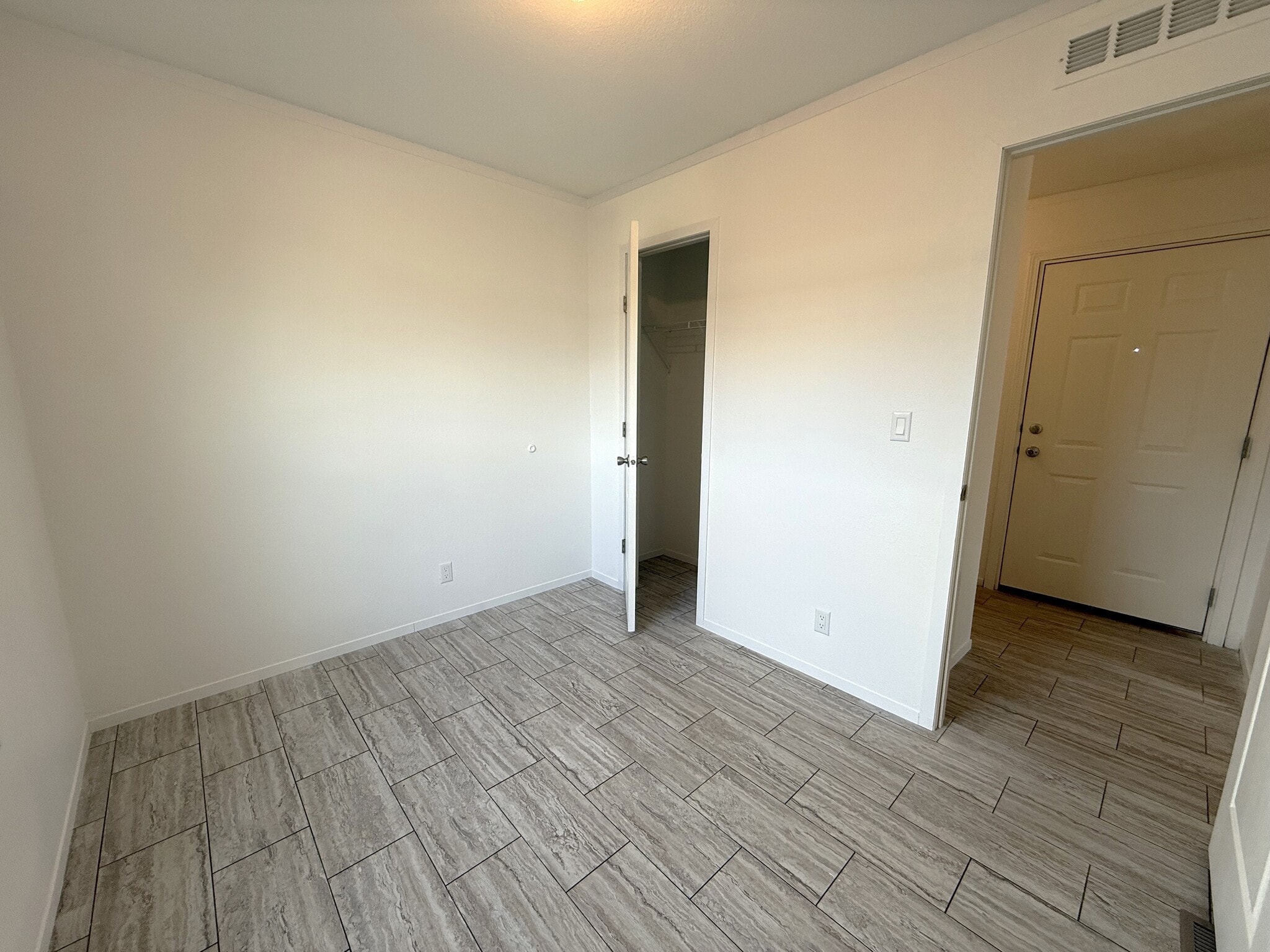 Building Photo - 4 Northglen Dr