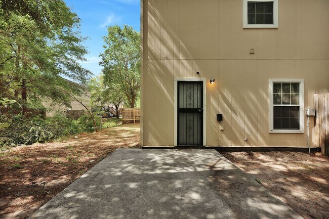Building Photo - NEWLY RENOVATED 3 BEDROOM 2.5 BATHS TOWNHO...