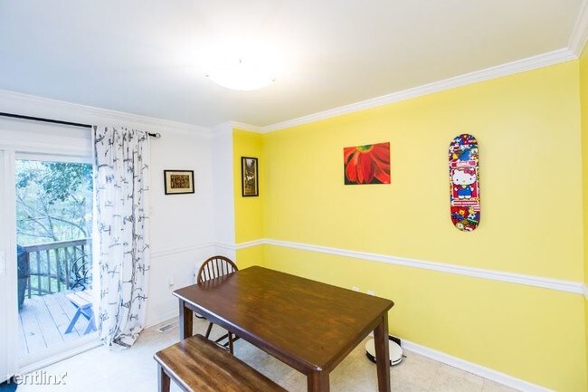 Building Photo - 3 br, 2.5 bath Townhome - 7111 Bradshaw Ct E