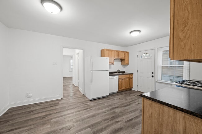 Kitchen - 5903 W Park Ave