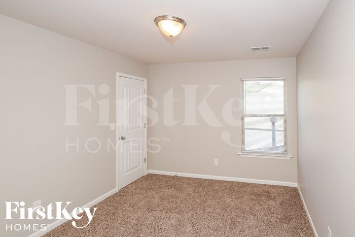 Building Photo - 6659 Woodford Ln