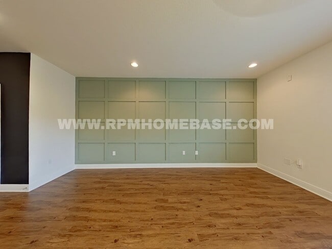 Building Photo - Modern 3-Bedroom Townhome with Stylish Upd...