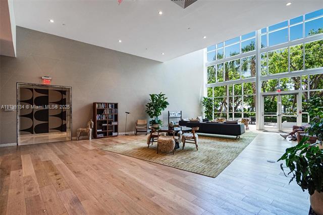 Building Photo - 2020 N Bayshore Dr