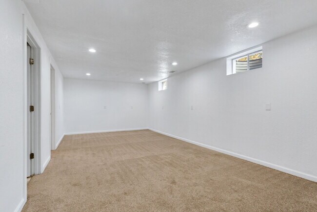 Building Photo - 1230 S Pierce St