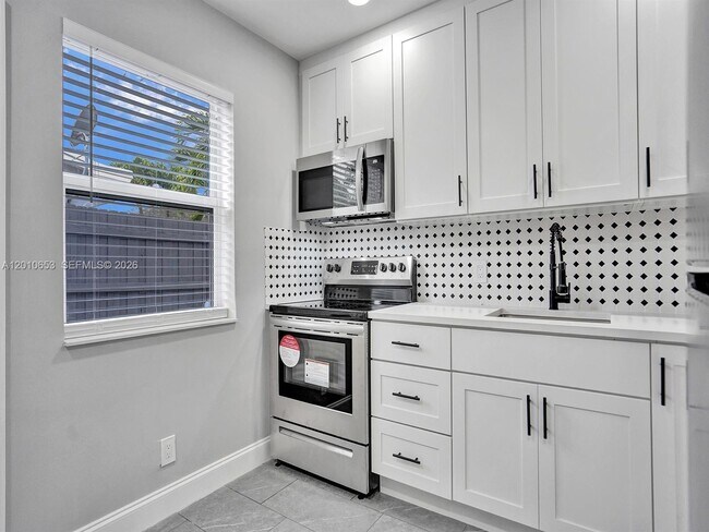 Building Photo - 951 SW 30th St