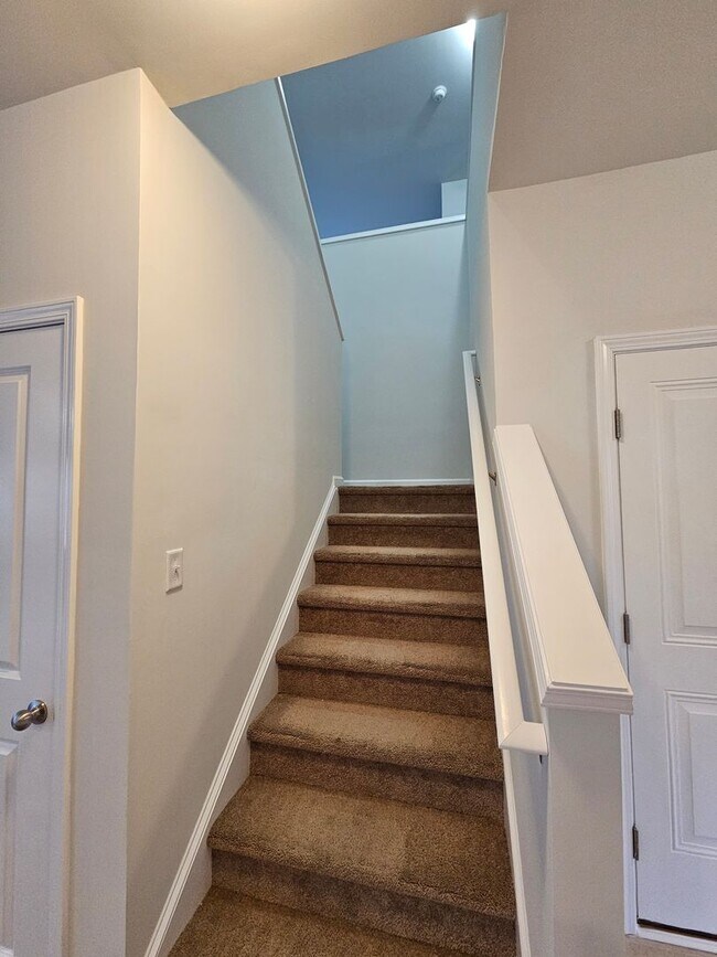 Building Photo - Spacious Two-Story Living on a Premium Lot...