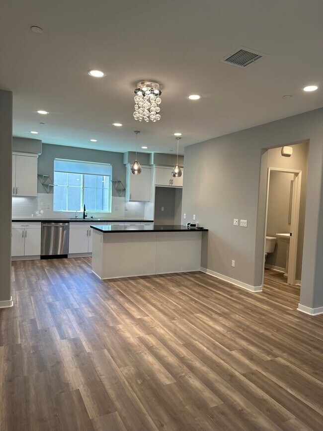 Building Photo - 2 Bed/2.5 Bath, South Temecula Townhome