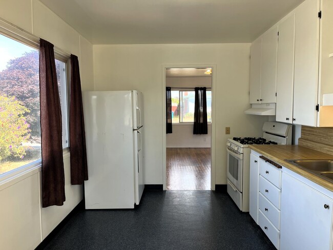 Building Photo - Pet-Friendly 2/1 Eureka Home With Large Ya...