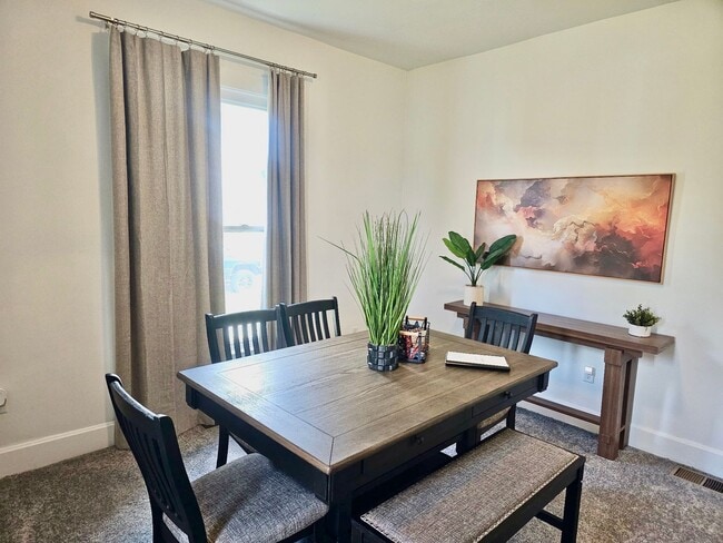 Building Photo - Cute and cozy Greensburg home!