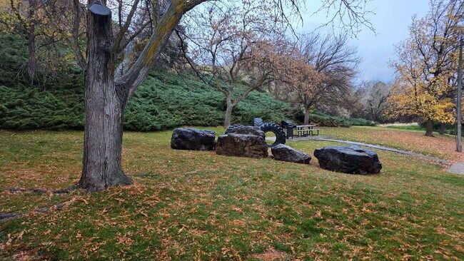 Building Photo - Charming 2-Bed Townhouse with 1.5 Baths in Serene UT Locale