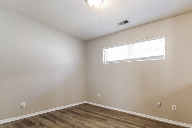Building Photo - 4705 Waterfront Oak Dr