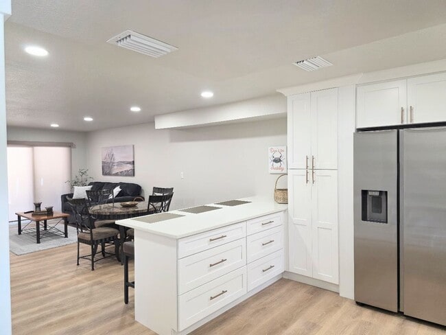 Building Photo - 65 Beach Ln