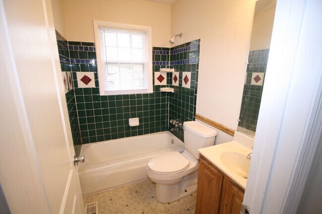 Building Photo - 402 Greenlawn Ct