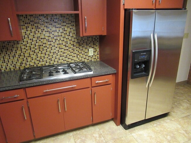 Building Photo - Four Bedroom Home in the Hills of South Salem