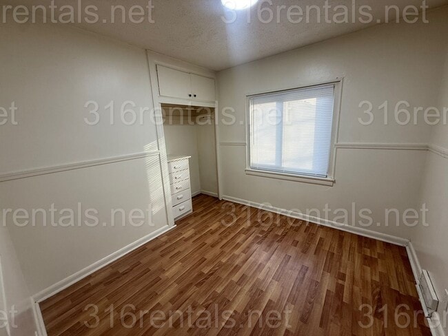 Building Photo - $1400 - 4 bedroom / 1 bathroom - Single Family Home